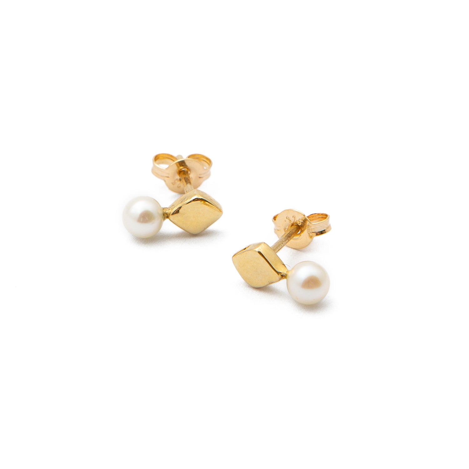 Pearl Stud ~ Gold