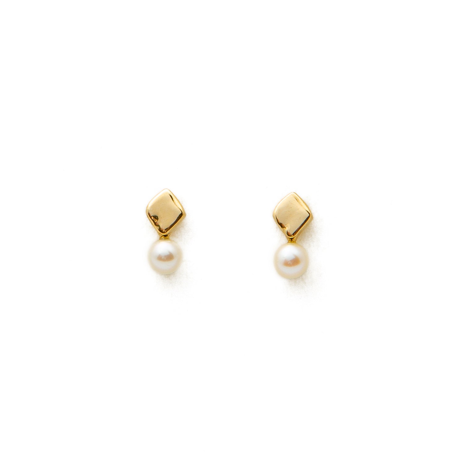 Pearl Stud ~ Gold